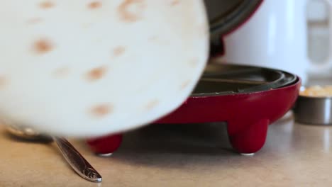 imagen fija de 1080p de la cáscara de una tortilla colocada en una quesadilla