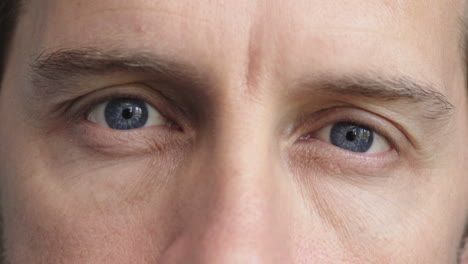 Nahaufnahme-Eines-Mannes-Mit-Schönen-Blauen-Augen,-Der-Sich-öffnet,-Ein-Kaukasischer-Mann,-Der-Wach-Ist-Und-In-Die-Kamera-Schaut,-Während-Er-Den-Fokus-Der-Iris-Beobachtet