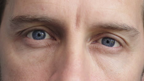 cerca del hombre hermosos ojos azules abriendo hombre caucásico despierto mirando a la cámara viendo el foco del iris