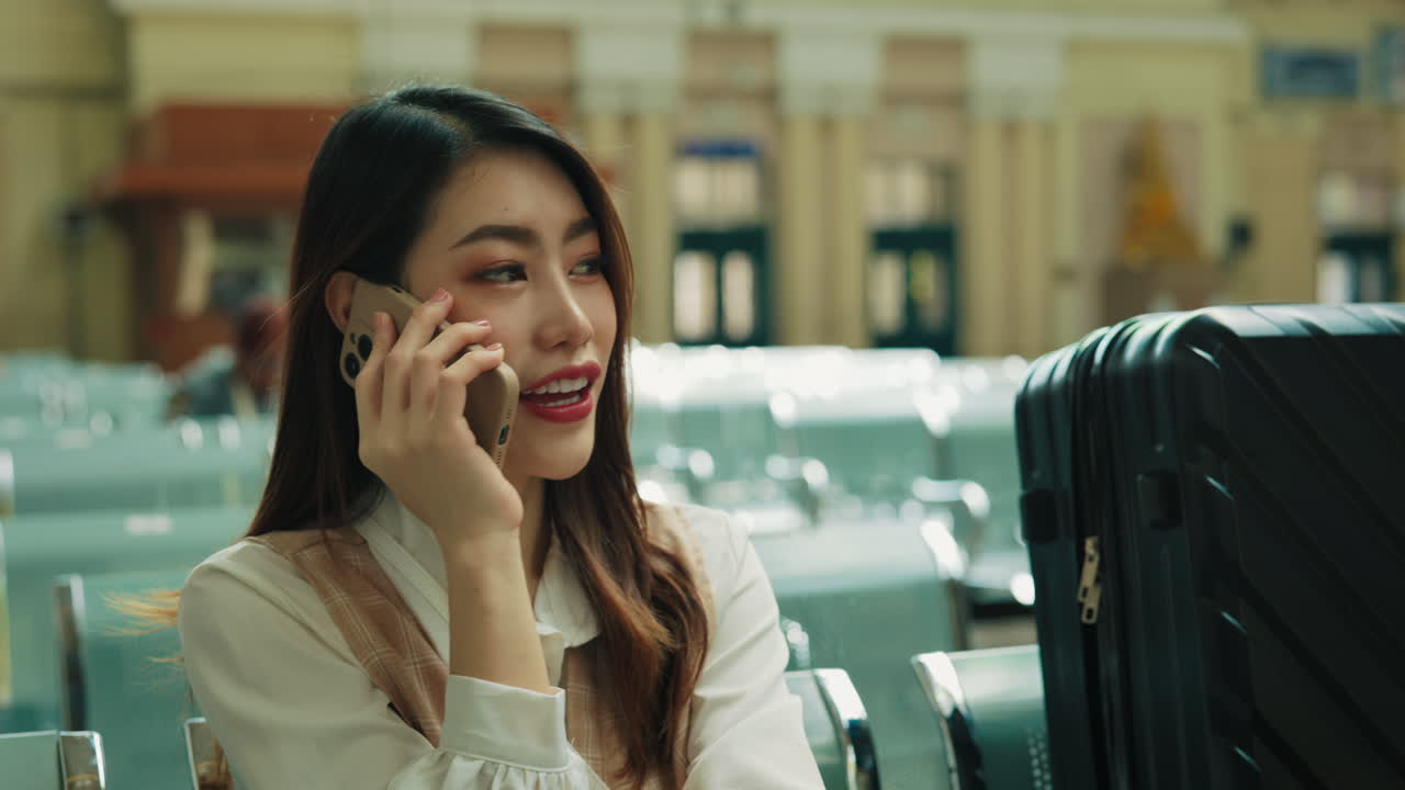 기차역 에서 전화 로 이야기 하는 여자