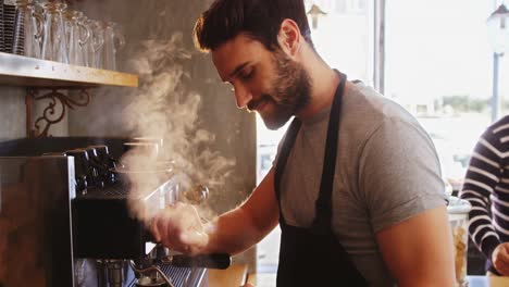 Lächelnder-Kellner,-Der-Kaffee-Kocht