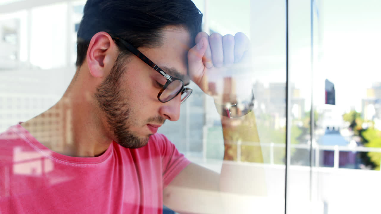 ejecutivo frustrado calentando un vidrio de ventana fuera de la rabia 4k