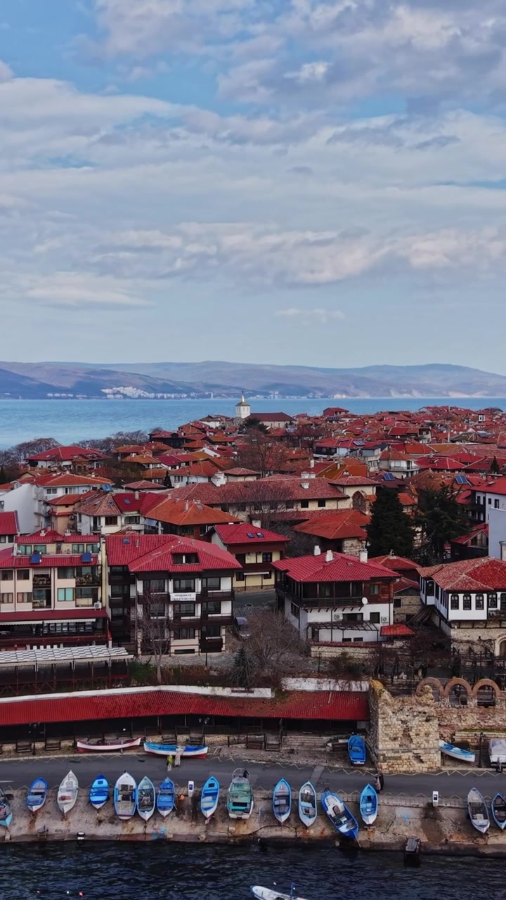 Öğleden sonra Nesebar Bulgaristan’da denizin yakınında kırmızı çatılar görünüyor