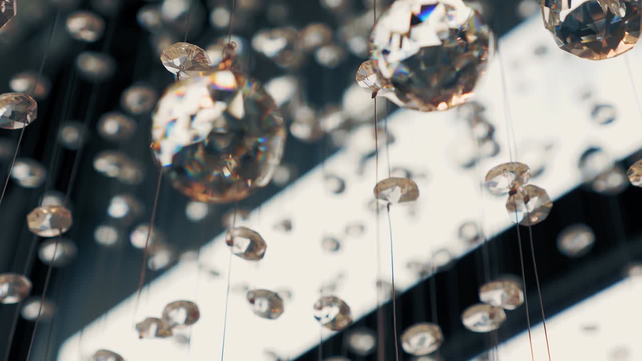 크리스탈 들리어, 반이는 크리스탈, 현대 크리스탈 장식, 클로즈업, 크리스탈 공을 매달고, 빈티지 크리스탈 램프 세부 사항, 다이아몬드, 귀한 돌, 조명