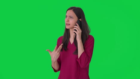 mujer india enojada gritando a alguien en la pantalla verde de llamada