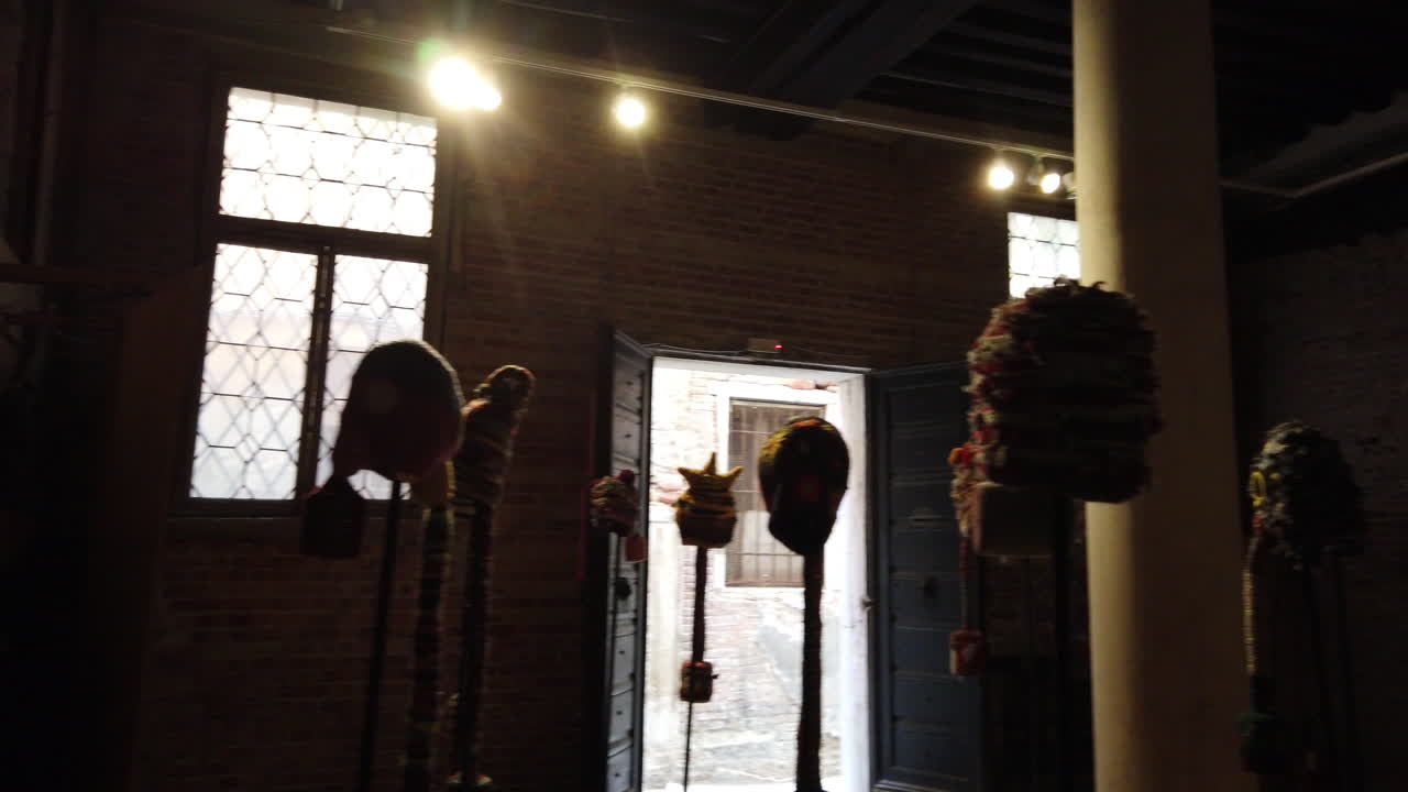 venecia, bienal 2022, esculturas hechas de lana, instalación, 4 k, 59