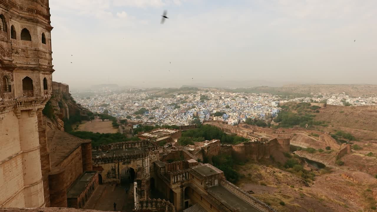 jodhpur (también ciudad azul) es la segunda ciudad más grande del estado indio de rajasthan y oficialmente la segunda ciudad metropolitana del estado.