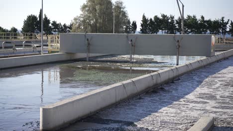 Limpieza-De-Aguas-Residuales-En-Proceso-De-Aireación-En-Planta-De-Tratamiento-De-Agua.