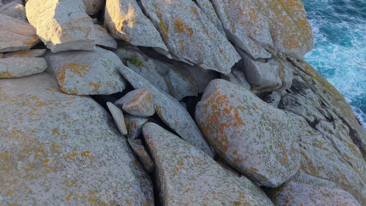 Grandi rocce di granito di Cantis de Papel in una giornata di sole a Moras, Lugo, Spagna. Ripresa aerea in allontanamento