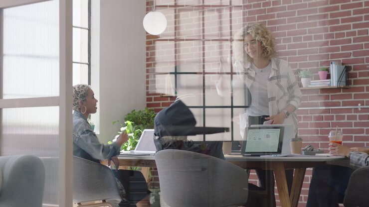 persone d'affari felici high five che festeggiano un progetto di startup di successo che si godono il lavoro di squadra celebrazione in una riunione di ufficio multietnica