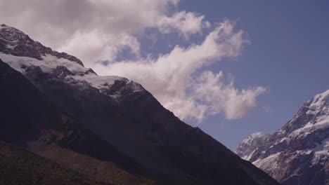un majestuoso paisaje montañoso