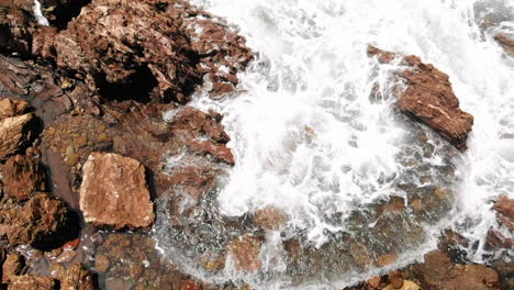 Lebendige-Aufnahme-Des-Neuen-Port-Beach-California-Tide-Pool-Rockt-Wellen