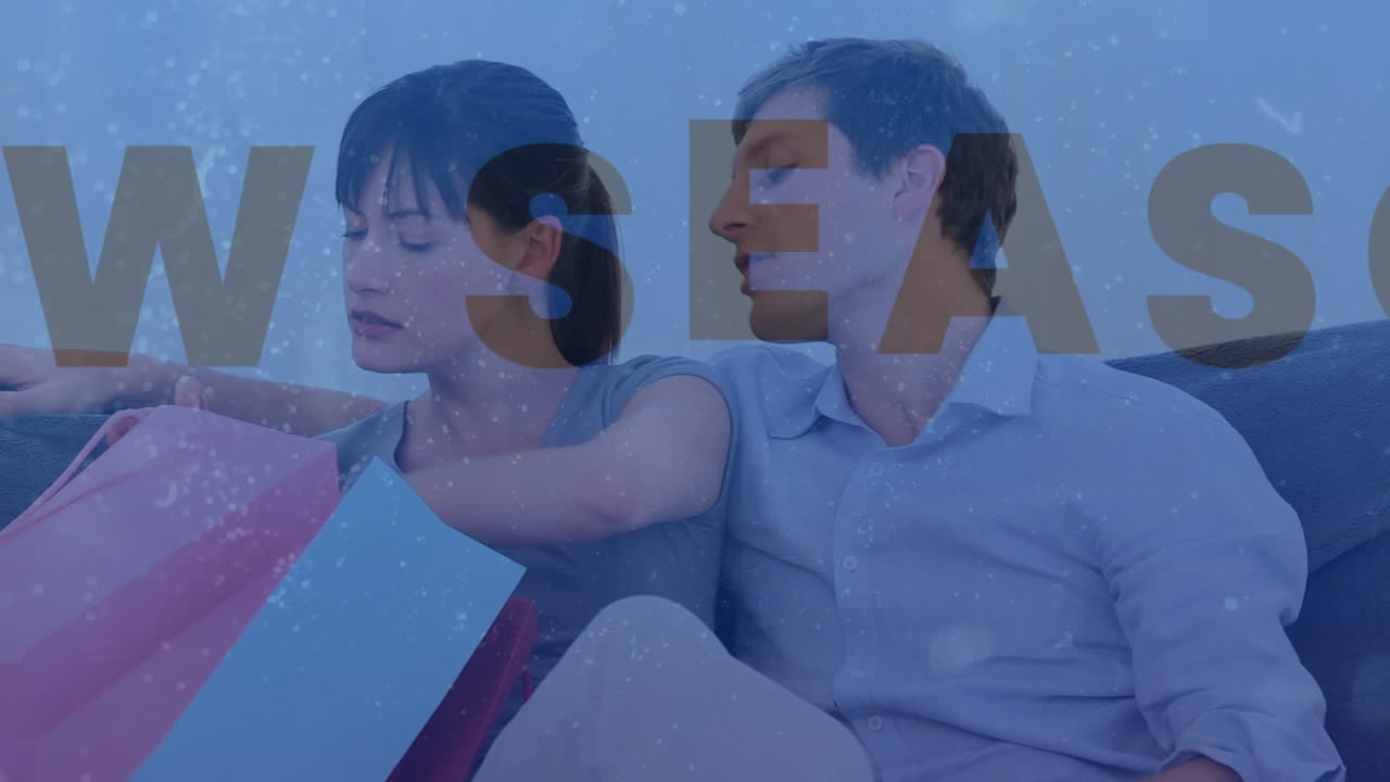 파란색 배경에서 잘라낸 새로운 시즌 텍스트의 애니메이션, 가방에서 쇼핑을 보는 커플