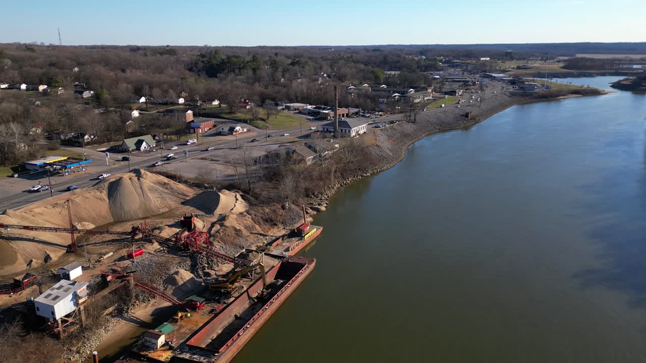 테네시 클라크스빌의 컴벌랜드 강에 있는 바지선에서 모래를 내리는 굴삭기