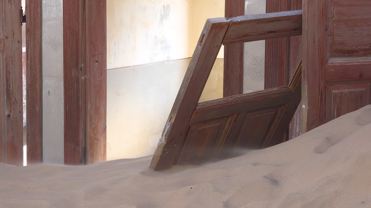 kolmanskop 나미비아 5의 보석 광산 유령 도시에 있는 버려진 건물을 통해 모래가 불어옵니다.