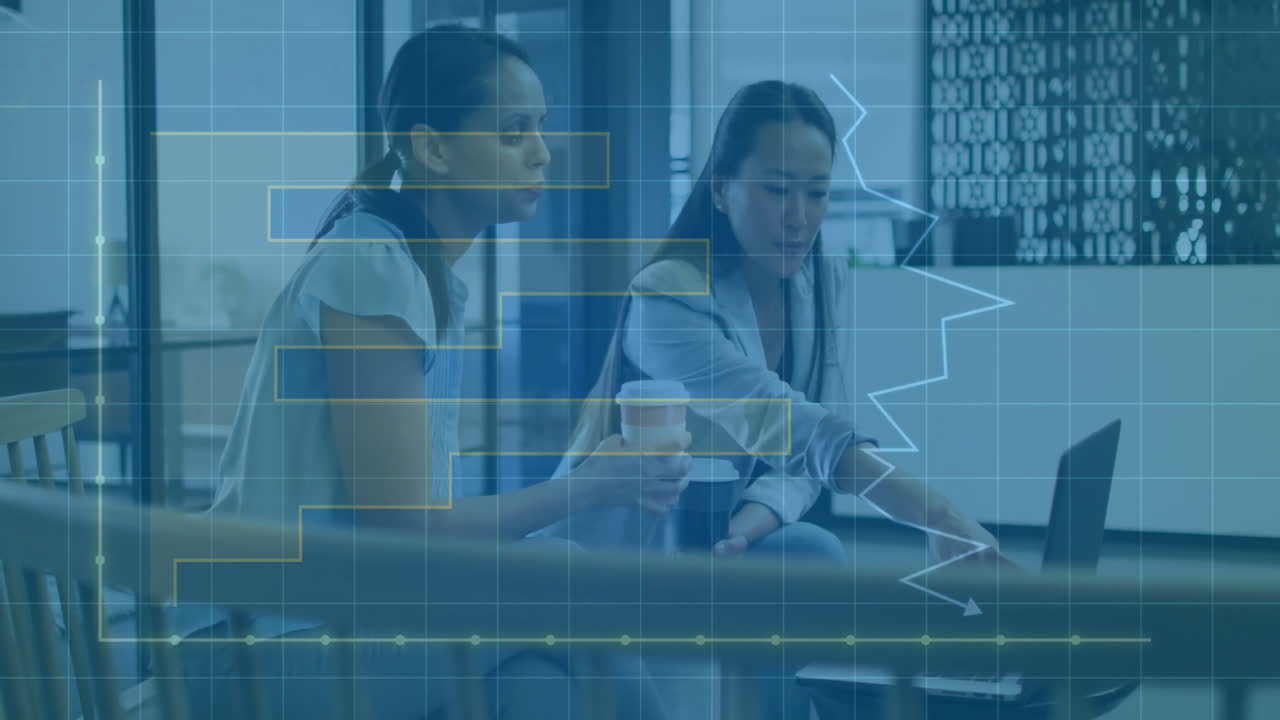 animación del procesamiento de datos financieros sobre diversas personas de negocios en la oficina