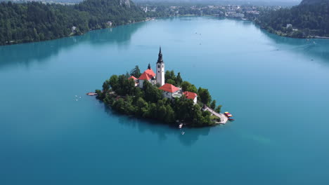 Perfektion-Am-Seeufer-Des-Bleder-Sees-An-Einem-Sonnigen-Tag-In-Slowenien