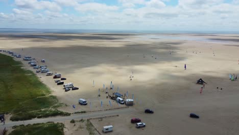 Toma-Aérea-De-Blokarts-En-La-Playa-De-Sonderstrand-En-La-Isla-De-Romo,-Dinamarca