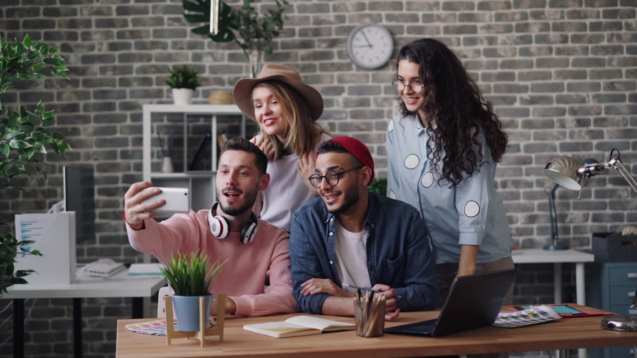 selfie de equipo en una oficina moderna