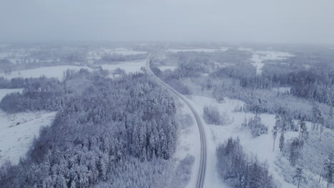 Vista-Escénica-Real-De-4k,-Drones-Volando-Sobre-La-Carretera-Cubierta-De-Nieve-Y-Hielo-Durante-Las-Nevadas