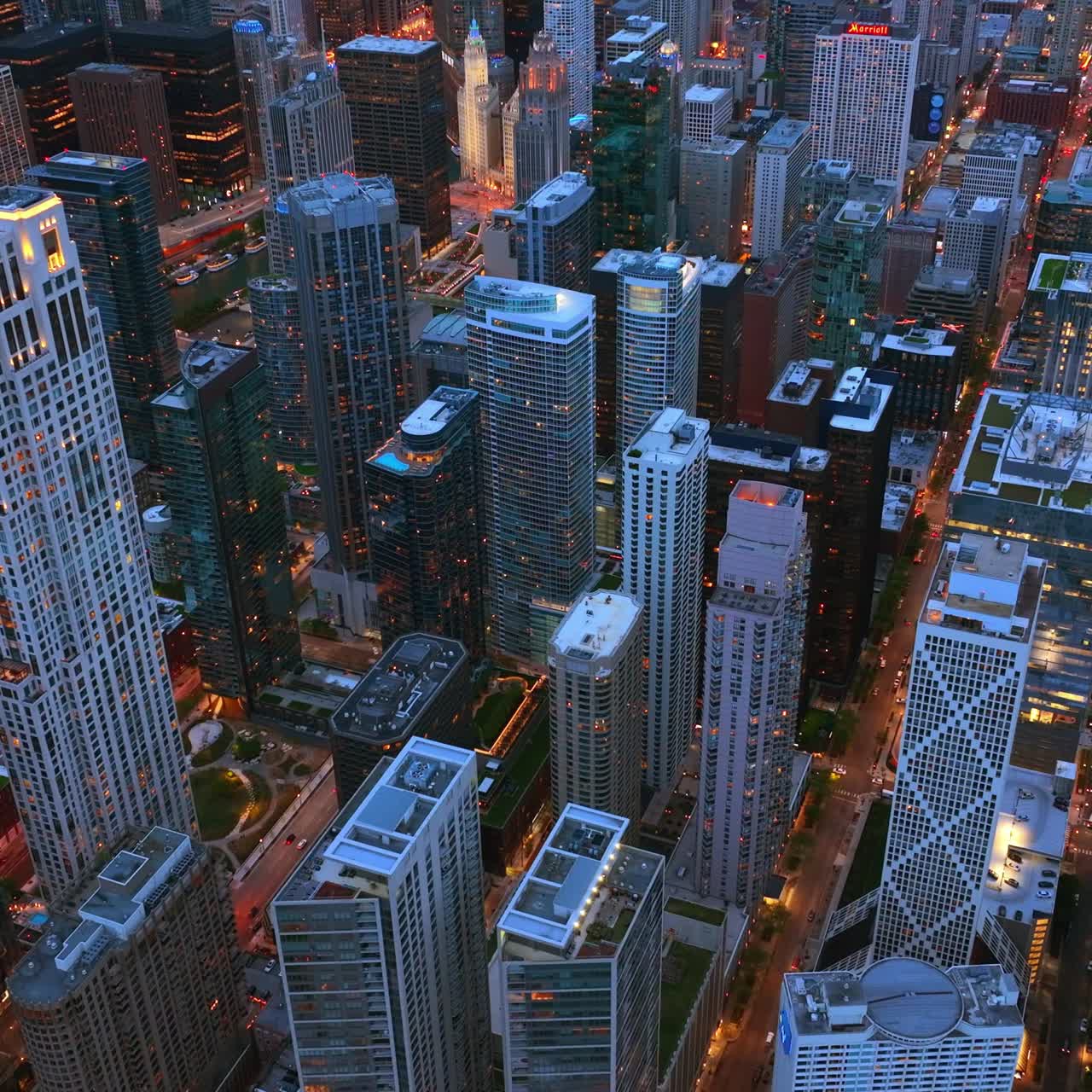 Incredibile vista panoramica mozzafiato di Chicago al crepuscolo. La metropoli accende le luci. Architettura straordinaria dall'alto