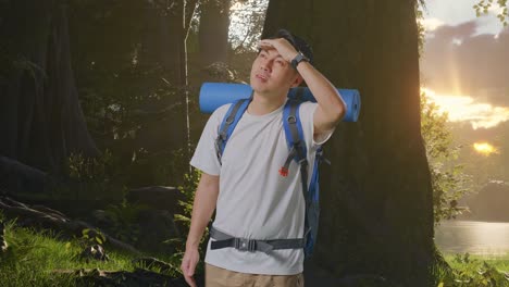un excursionista cansado en un bosque al atardecer