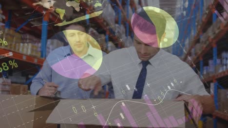 animación del procesamiento de datos financieros sobre dos trabajadores de almacén caucásicos