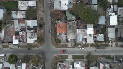 ojo de pájaro aéreo descendiendo sobre las casas en un barrio residencial, argentina