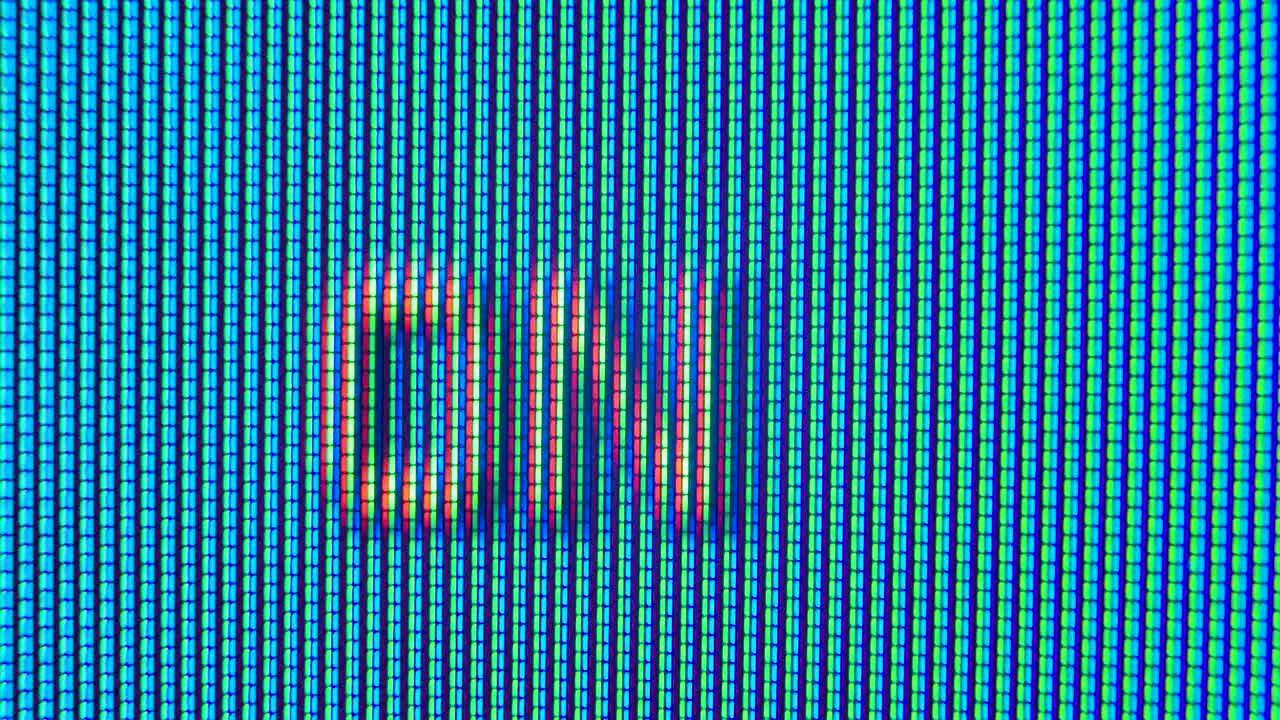 píxeles en la vieja pantalla de televisión analógica de trabajo de cerca. punto rojo, azul y verde crear la imagen en la pantalla. menú de configuraciones de televisión retro analógica en extremo de cerca