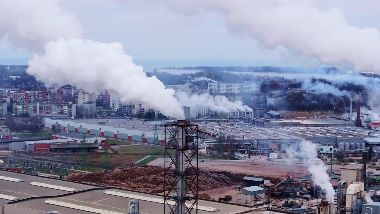 라트비아 리가 에 있는 흡연 굴 을 가진 겨울 산업 지역, 공중 에서 볼 수 있는 모습