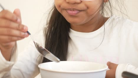 niño comiendo cereales