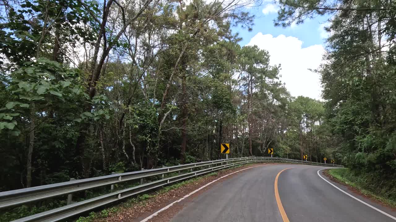 구부러진 산악 도로 를 이동 하는 차량