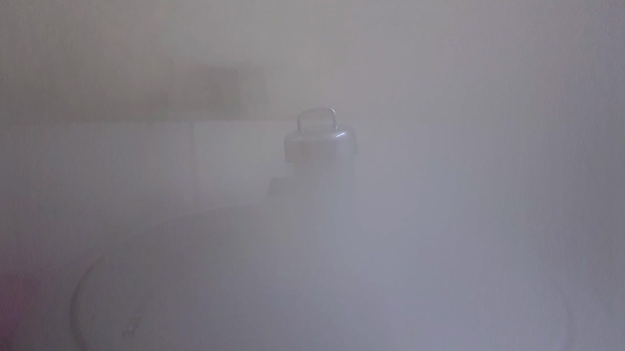 요리하는 동안 증기를 방출하는 압력솥