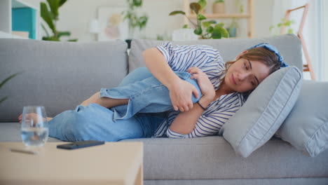 Allein-Depressive-Frau-Auf-Dem-Sofa-Zu-Hause