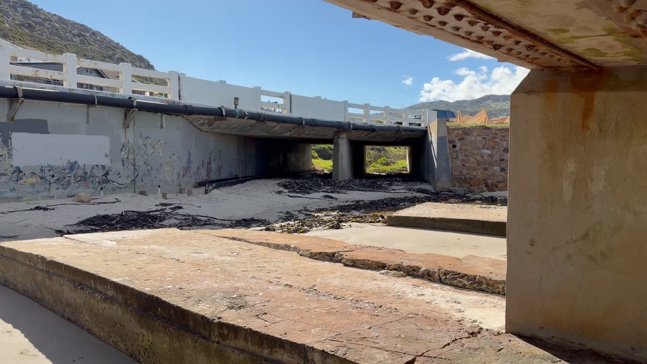 Il ponte sulla linea ferroviaria lungo la costa di False Bay, Città del Capo
