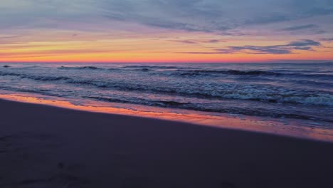 Paisaje-Marino-De-Ensueño,-Dron-Aéreo-Bajo-Vuela-Sobre-Las-Olas-Al-Atardecer,-Cielo-Naranja-Púrpura