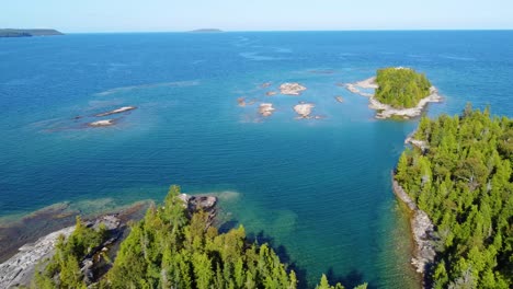 les eaux bleues et les forêts sur les rives du lac huron sur la baie georgienne de l'ontario