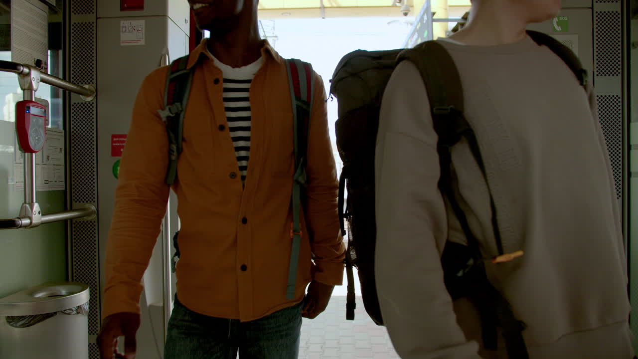 amigos tomando el tren