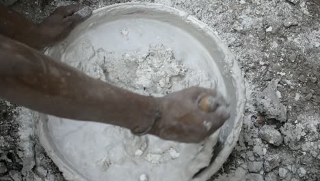 mezcla de cemento de hormigón sucio manualmente por construcción de llana