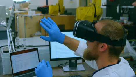 ingeniero robótico usando auriculares de realidad virtual en el escritorio 4k