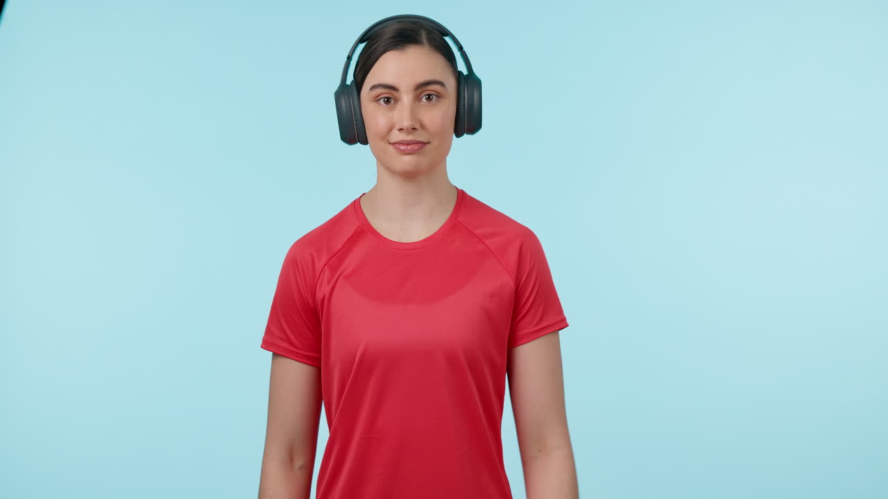 Fitness, cuffie e orologio di una donna in studio