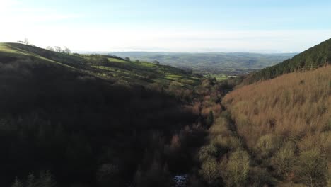 Coed-Llangwyfan-Welsh-Woodland-Valley-National-Park-Vista-Aérea-Descendiendo-A-Través-De-La-Campiña-De-Sunrise