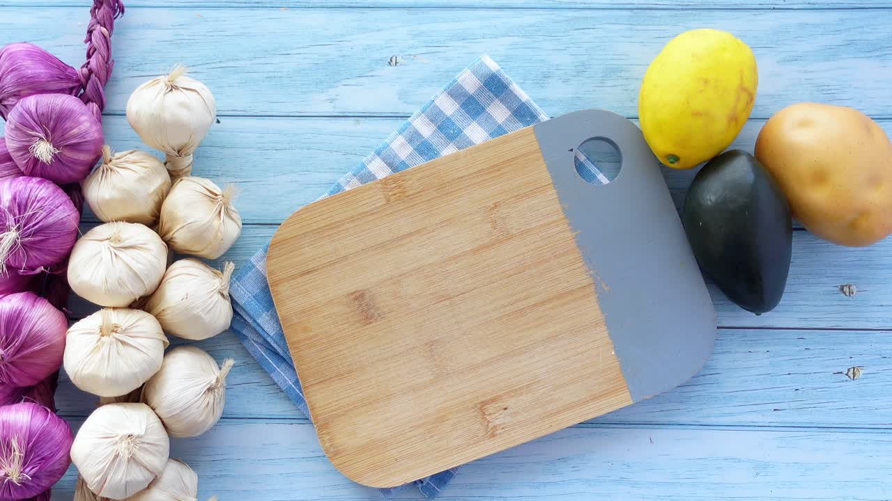 Frisches Gemüse und Knoblauch auf einem Holzschnittbrett