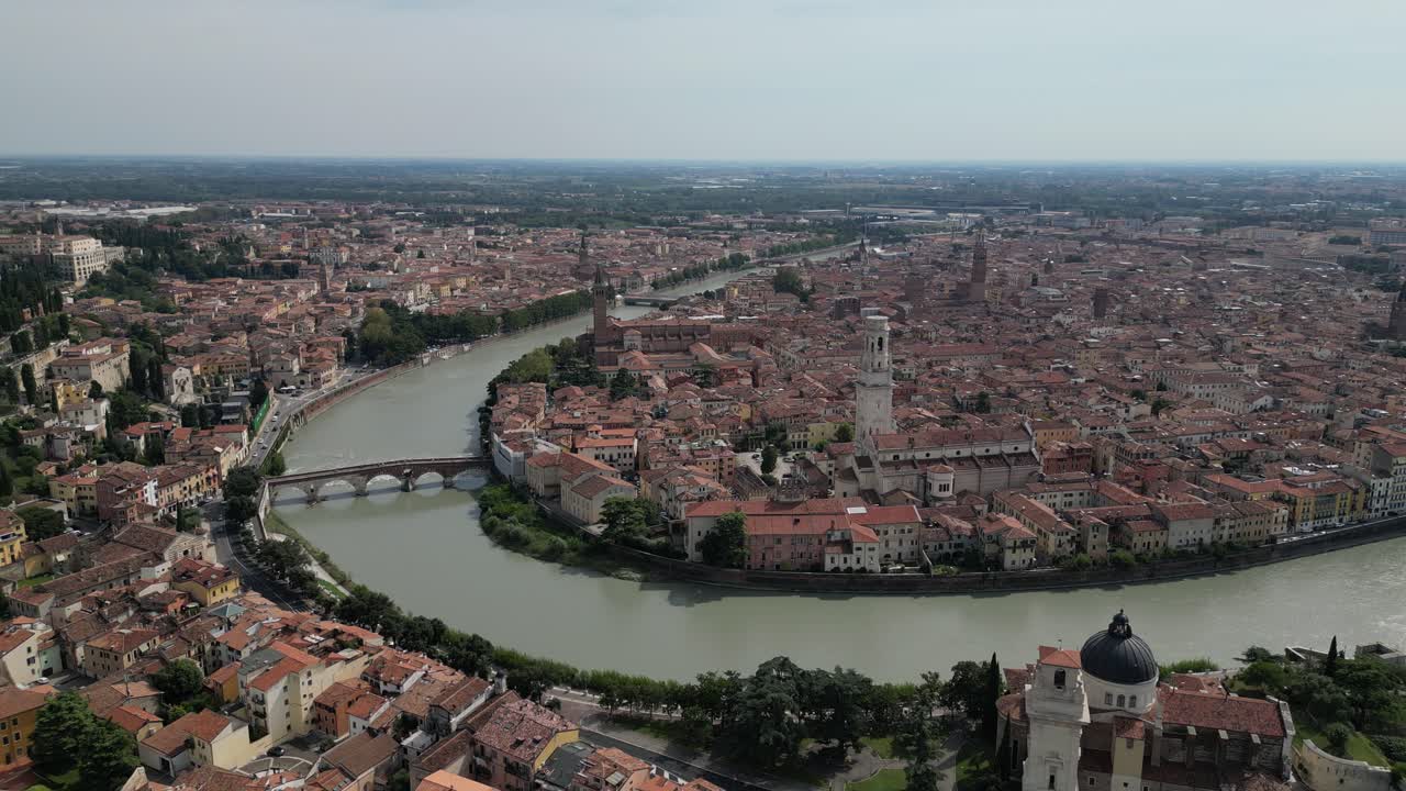 Ripresa aerea di una città storica con architettura europea e un canale fluviale che attraversa la città