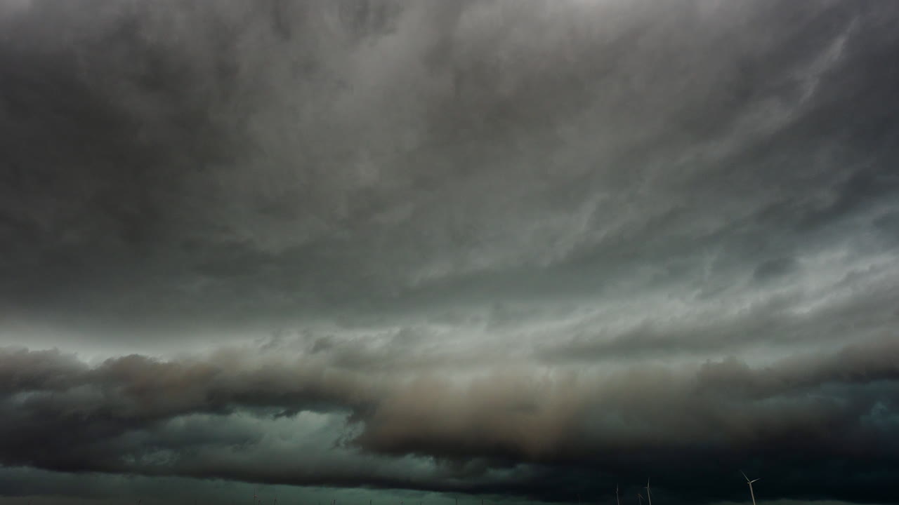 Stormfuld himmel med mørke skyer, regn og en intens, dramatisk stemning i naturen