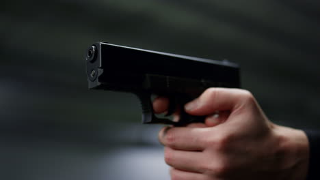 manos masculinas sosteniendo un arma cargada. policías armados disparando con armas