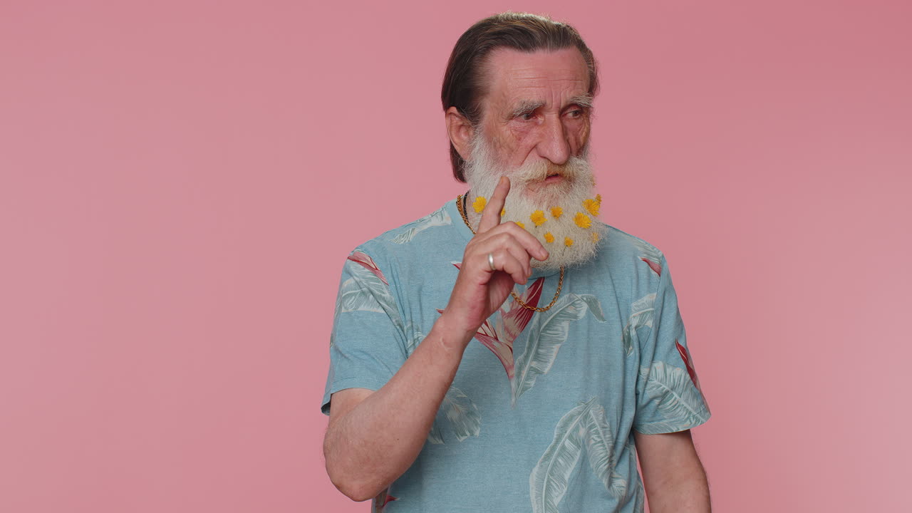 el hombre mayor presiona el dedo índice a los labios hace silencio gesto señal no dice secreto, shh estar callado