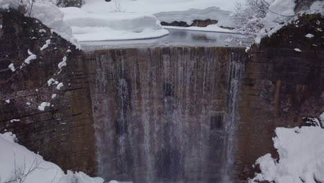 País-De-Las-Maravillas-De-Invierno-Con-Un-Arroyo