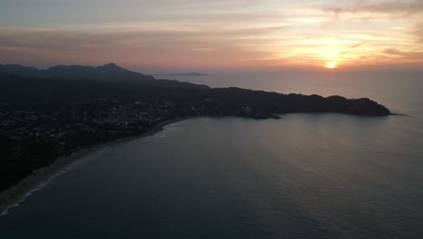 El-Retroceso-Aéreo-Establece-Sayulita-México,-Una-Impresionante-Ciudad-Costera-Con-Una-Puesta-De-Sol-épica