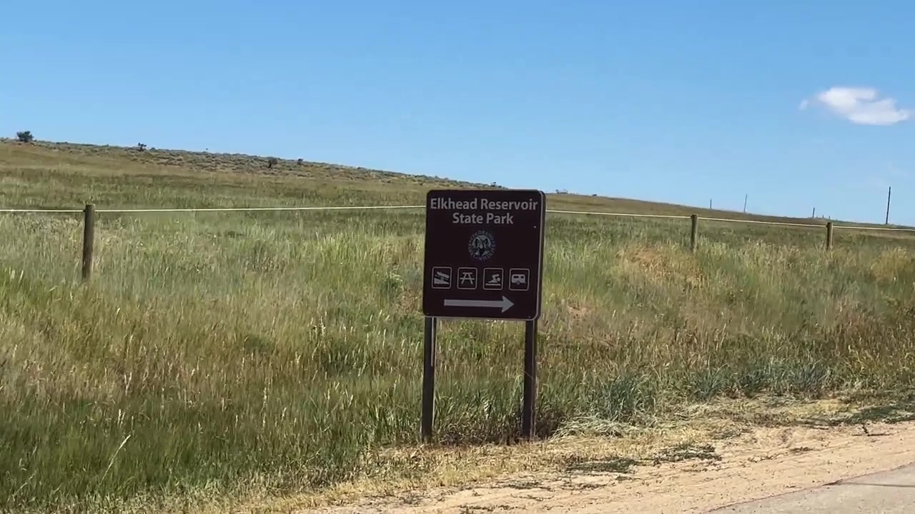 Vejskilt til Elkhead Reservoir State Park, set fra førerens perspektiv, Colorado, USA.